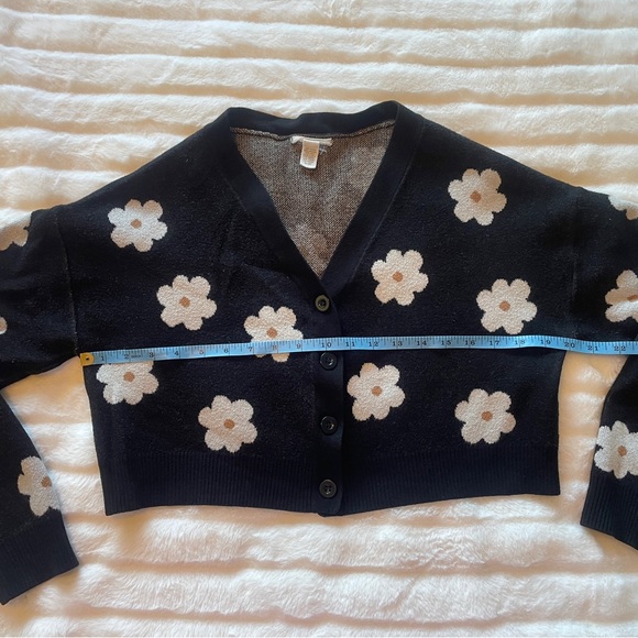 Daisy flower cropped cardigan sweater - Picture 3 of 10